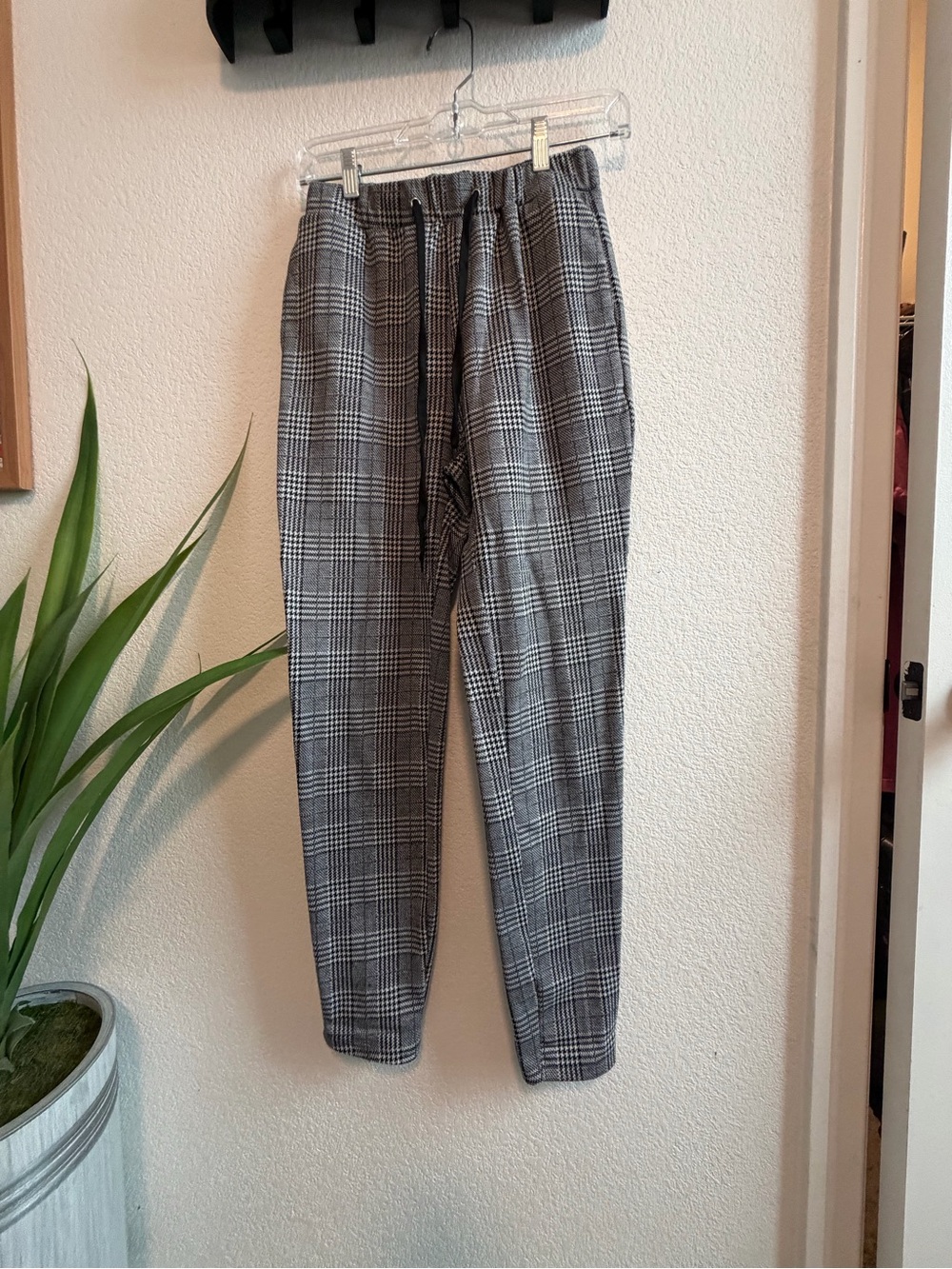 Women's Gray Plaid Cropped Jogger Pants - Casual Smart Style
